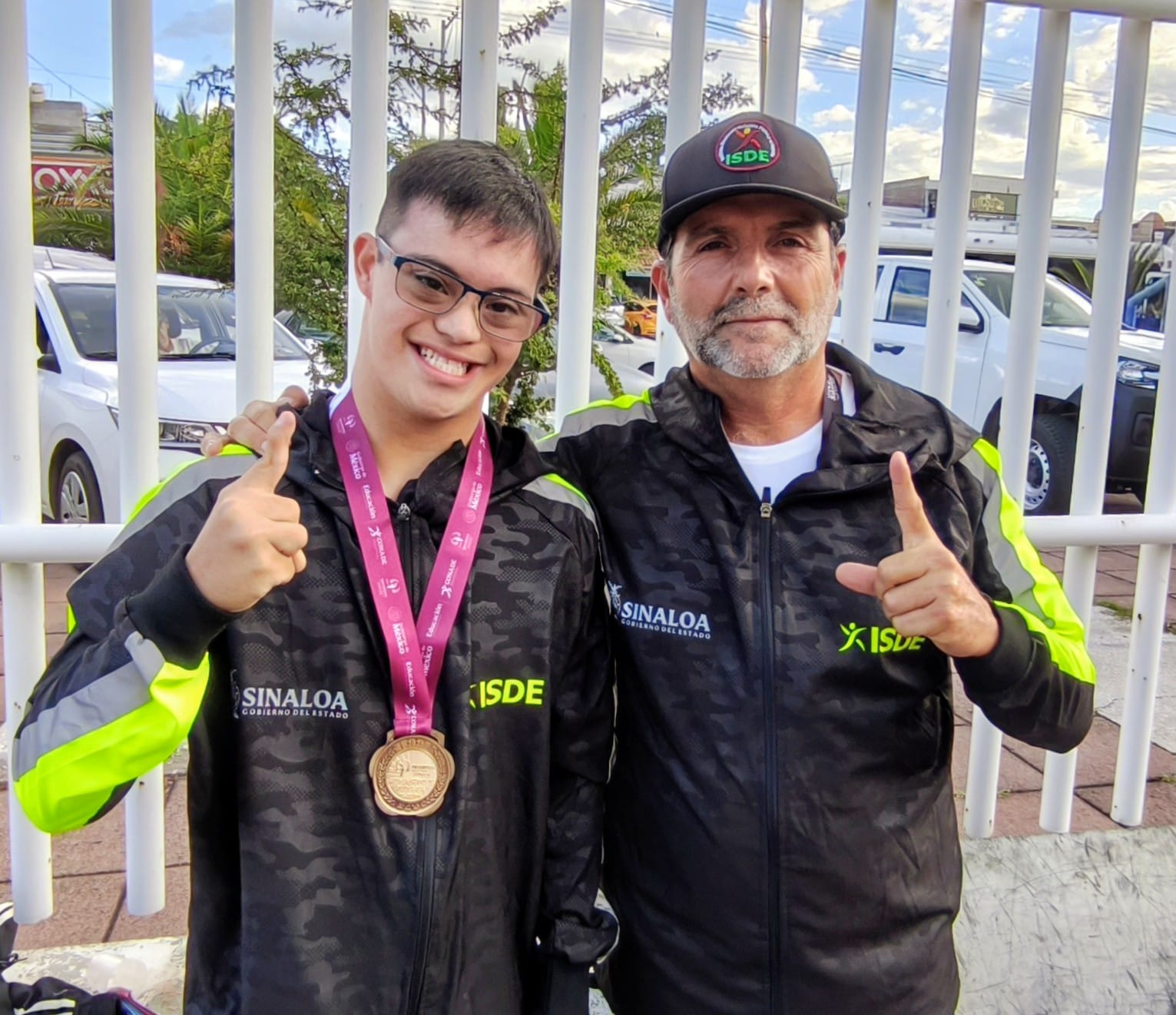 Los paratletas mazatlecos le dieron a Sinaloa las primeras medallas en la disciplina de para natación de la Paralimpiada Nacional Conade 2025, que arrancó en Aguascalientes. 