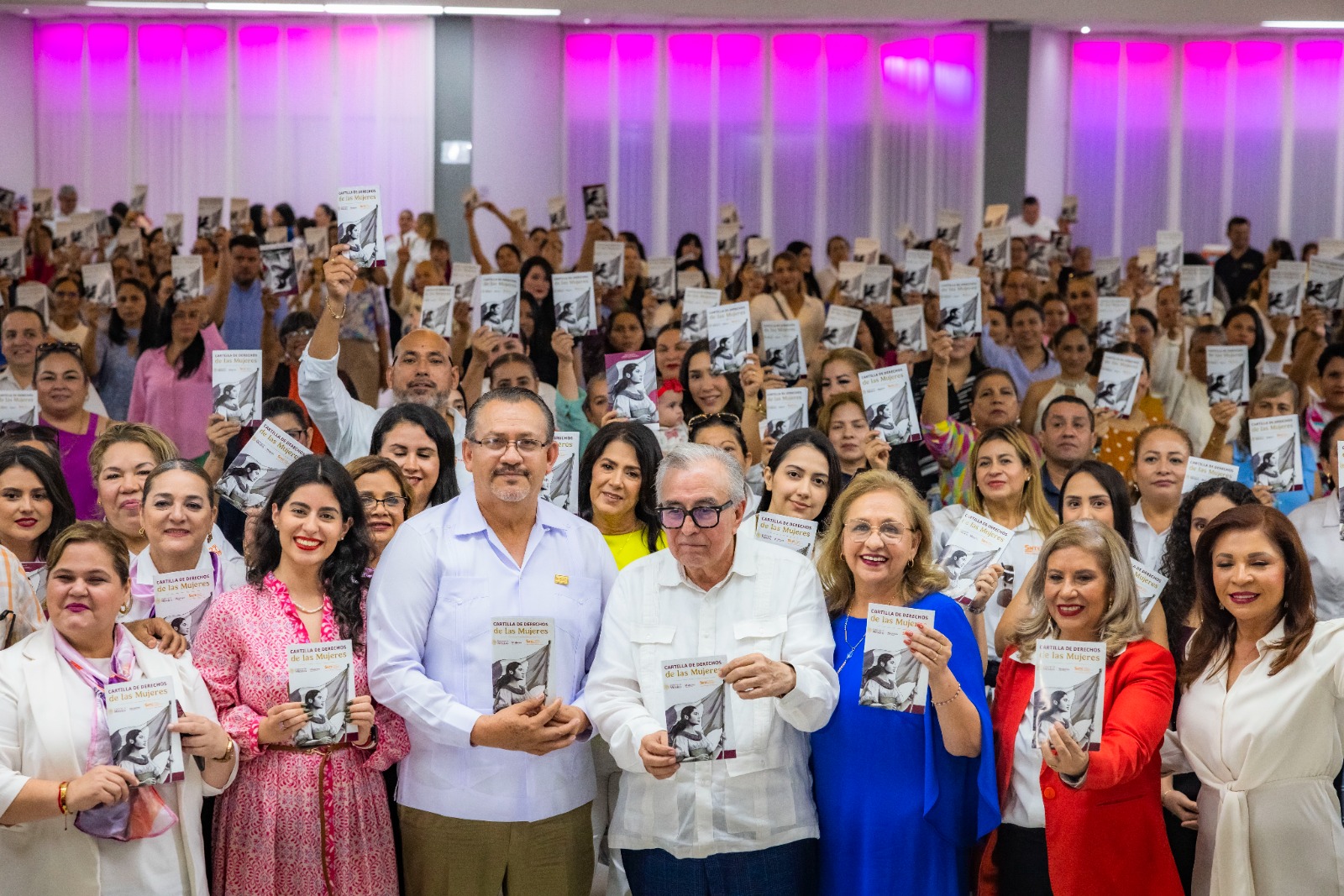 El mandatario estatal sostuvo un multitudinario encuentro con maestras de la Sección 27 del SNTE, con motivo de la presentación de la Cartilla de los Derechos de las Mujeres