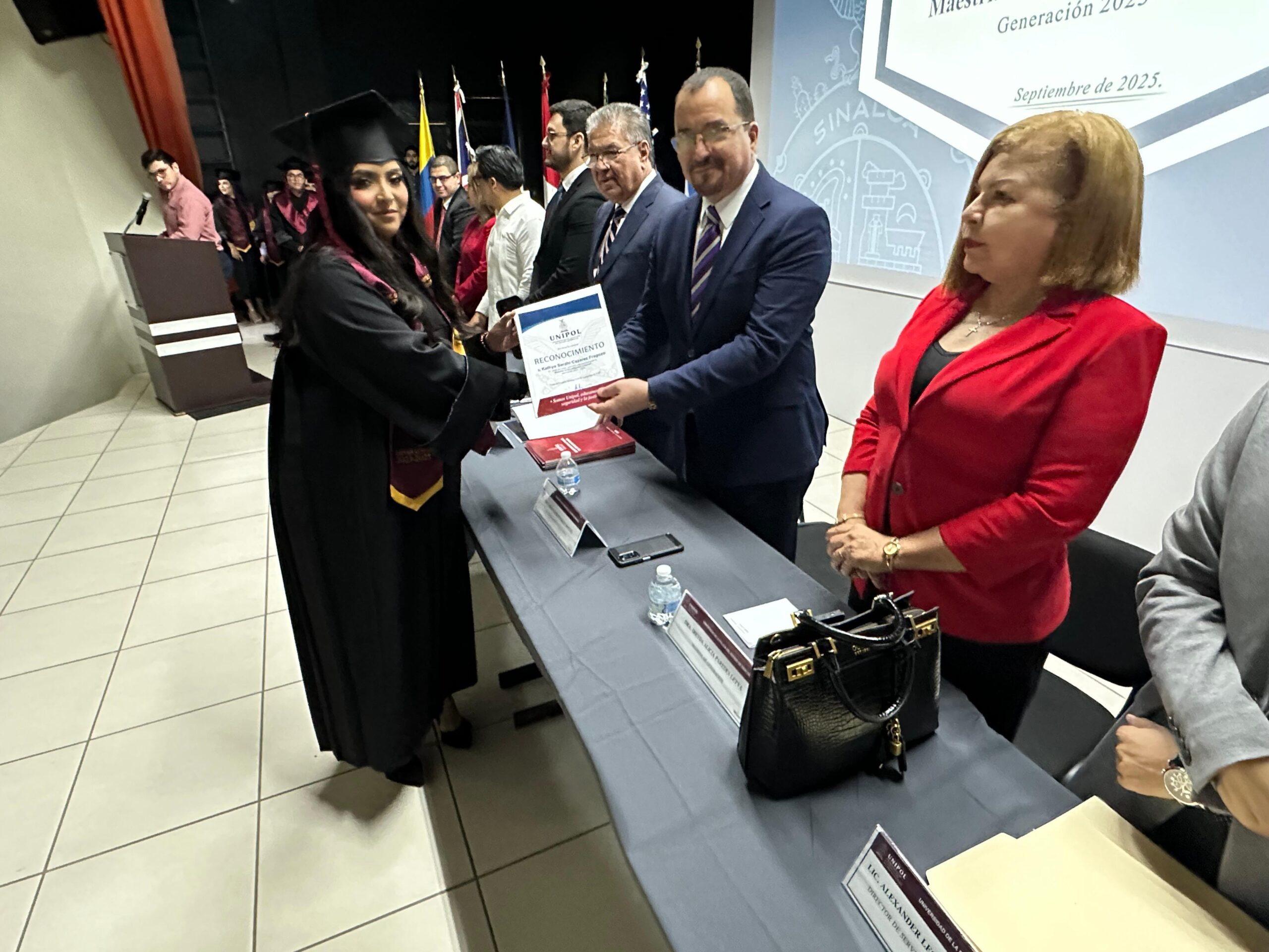 Refuerza Unipol áreas de seguridad pública; gradúa a 48 nuevos maestrantes en Seguridad Pública e Investigación Criminal
Celebran su acto académico en el Auditorio Magno de la Institución Educativa
