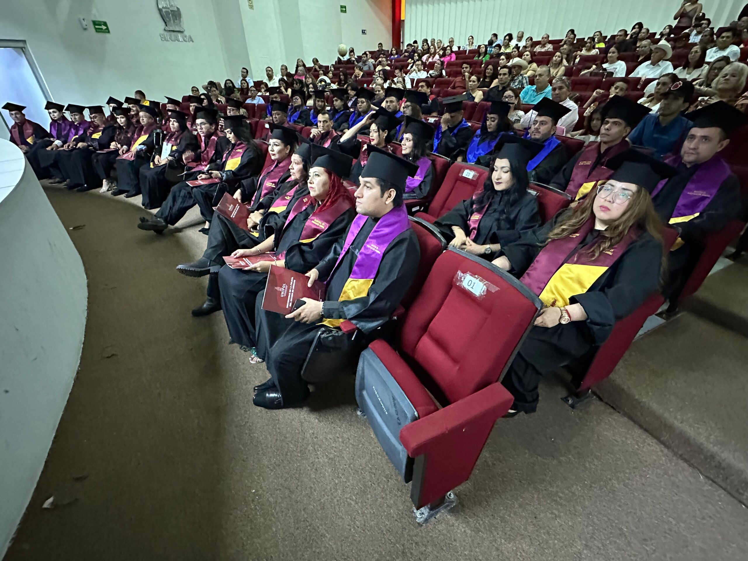 Refuerza Unipol áreas de seguridad pública; gradúa a 48 nuevos maestrantes en Seguridad Pública e Investigación Criminal
Celebran su acto académico en el Auditorio Magno de la Institución Educativa
