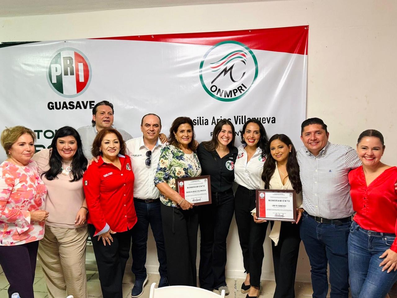 .- La senadora Paloma Sánchez realizó una intensa gira de trabajo por Sinaloa, acompañada por la dirigencia estatal del PRI, encabezada por el presidente César Emiliano Gerardo y la secretaria general Liliana Cárdenas, sosteniendo importantes encuentros con la militancia priista en distintos municipios.