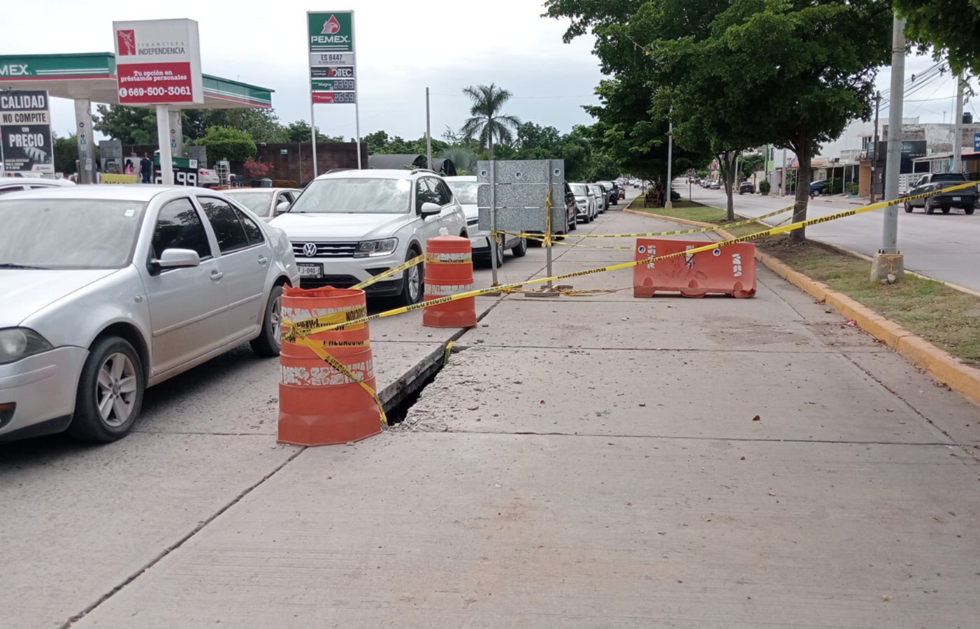 El flujo vial hacia el Bulevar Colosio sigue parcialmente reducido, para evitar que ocurra algún percance en el área donde se encuentra el colapso