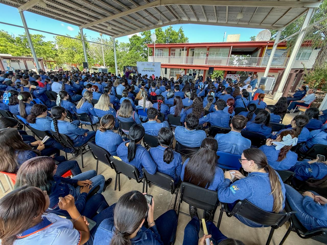 El Congreso del Estado de Sinaloa construye una agenda legislativa con visión de juventudes, y en esa construcción se escucha a las y los jóvenes para incidir en sus vidas y porque la transformación de Sinaloa se consolida con su empuje, aseguró la diputada María Teresa Guerra Ochoa.