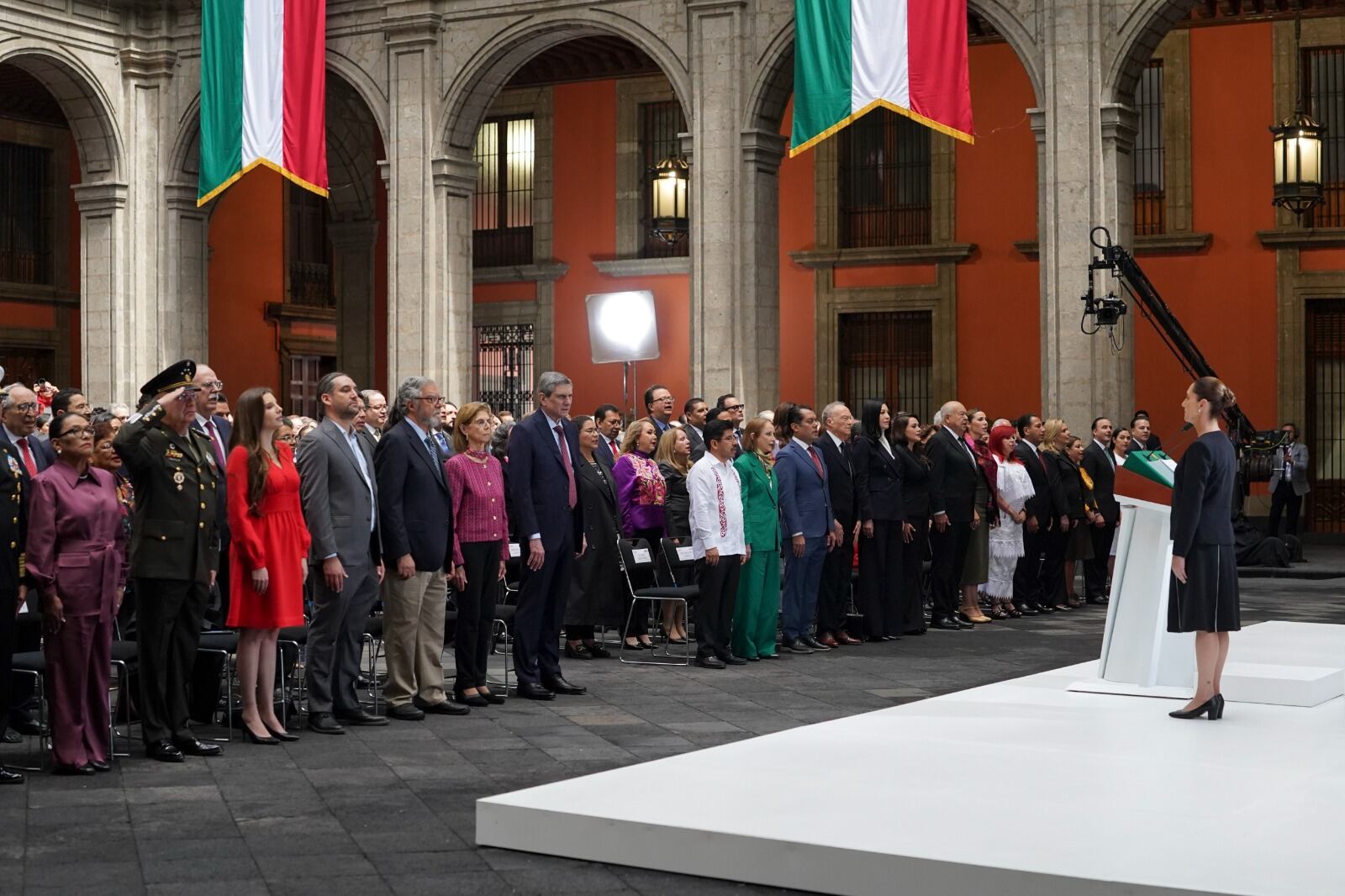 El gobernador Rubén Rocha Moya asistió a Palacio Nacional, a la ceremonia donde la presidenta de la República, Claudia Sheinbaum Pardo, rindió su Primer Informe de Gobierno, en un evento que tuvo lugar en el patio central de este recinto oficial, donde acudieron como invitados de la Presidencia de México, todas las gobernadoras y gobernadores del país, así como el pleno del gabinete federal, y representantes de sectores productivos de la sociedad.