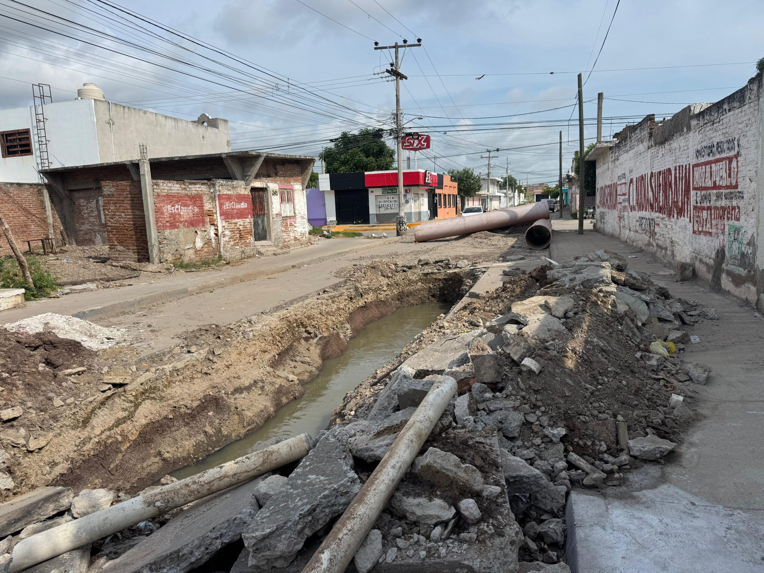 Debido al alto caudal que presenta la línea, los trabajos se realizarán durante la noche; se pide tomar rutas alternas, para la seguridad de las maniobras y la ciudadanía