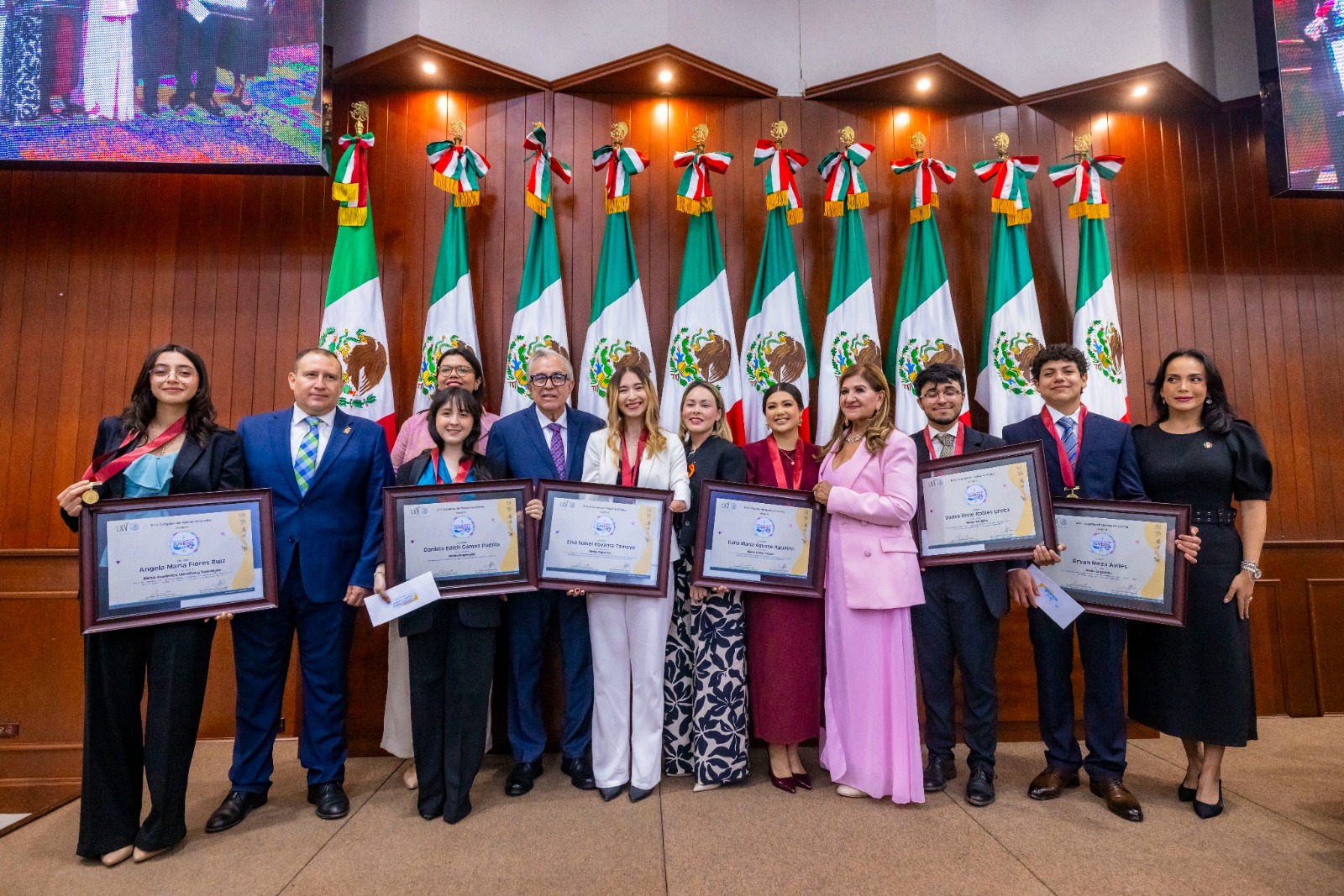 El mandatario estatal asistió a la ceremonia solemne del Congreso del Estado, donde se entregó la Medalla al Mérito Juvenil a seis destacados jóvenes en diferentes áreas de la sociedad.