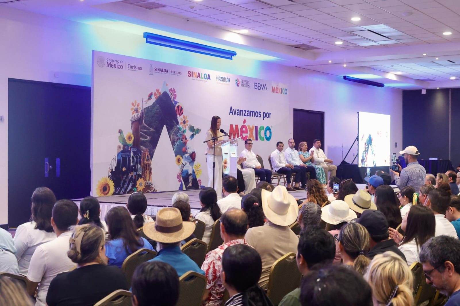 * Al presentar la estrategia conjunta con Sectur Federal y BBVA, la secretaria de Turismo estatal, Mireya Sosa Osuna, señaló que el objetivo es impulsar al sector a través de la promoción de Sinaloa, la marca México y los Pueblos Mágicos, con acciones que incluyen la digitalización de servicios, facilidades de financiamiento y programas de educación financiera