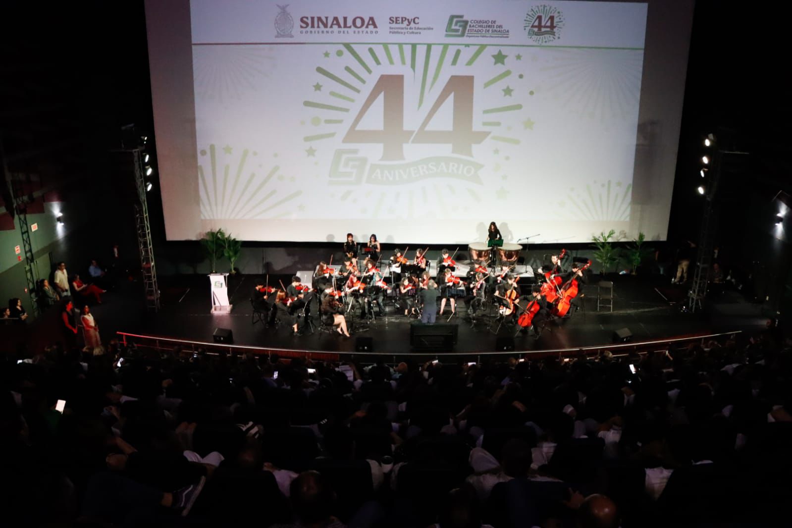 COBAES cuenta con 127 planteles en los 20 municipios del estado, atendiendo a cerca de 32,000 estudiantes, lo que lo posiciona como la segunda institución de educación media superior con mayor cobertura en Sinaloa