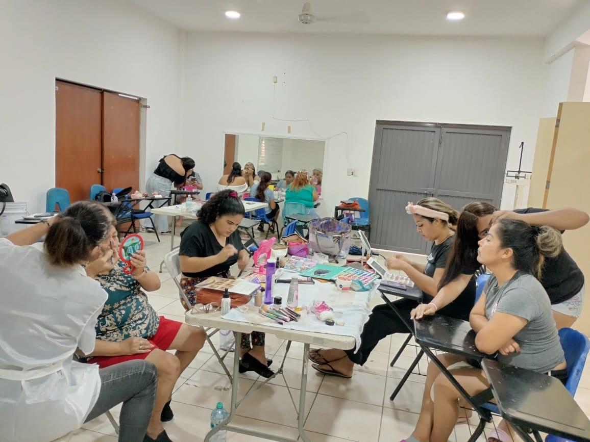 El Gobierno Municipal, que encabeza la Presidenta Estrella Palacios Domínguez, da comienzo a los talleres de corte de cabello avanzado, maquillaje y aplicación de uñas, dirigidos a la ciudadanía, con el objetivo de fomentar el autoempleo y fortalecer la economía familiar
