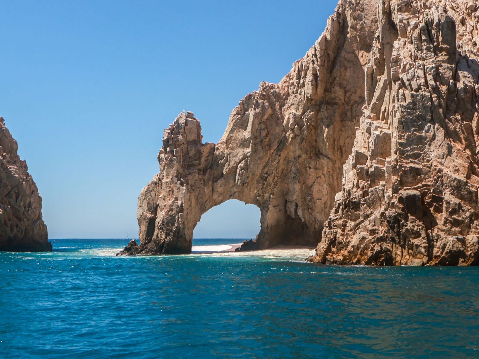 Autoridades prohibieron acceder a la playa bajo el Arco de Cabo San Lucas por el riesgo a que la marea suba