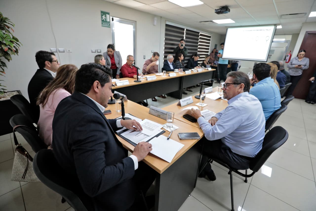 El Gobierno de Sinaloa informó a diputadas y diputados del Congreso del Estado los avances en la ejecución del Plan Sinaloa de Reactivación Económica y Social, que contempla obras de infraestructura urbana, caminos, drenajes, puentes y sistemas de agua potable en todo el estado.