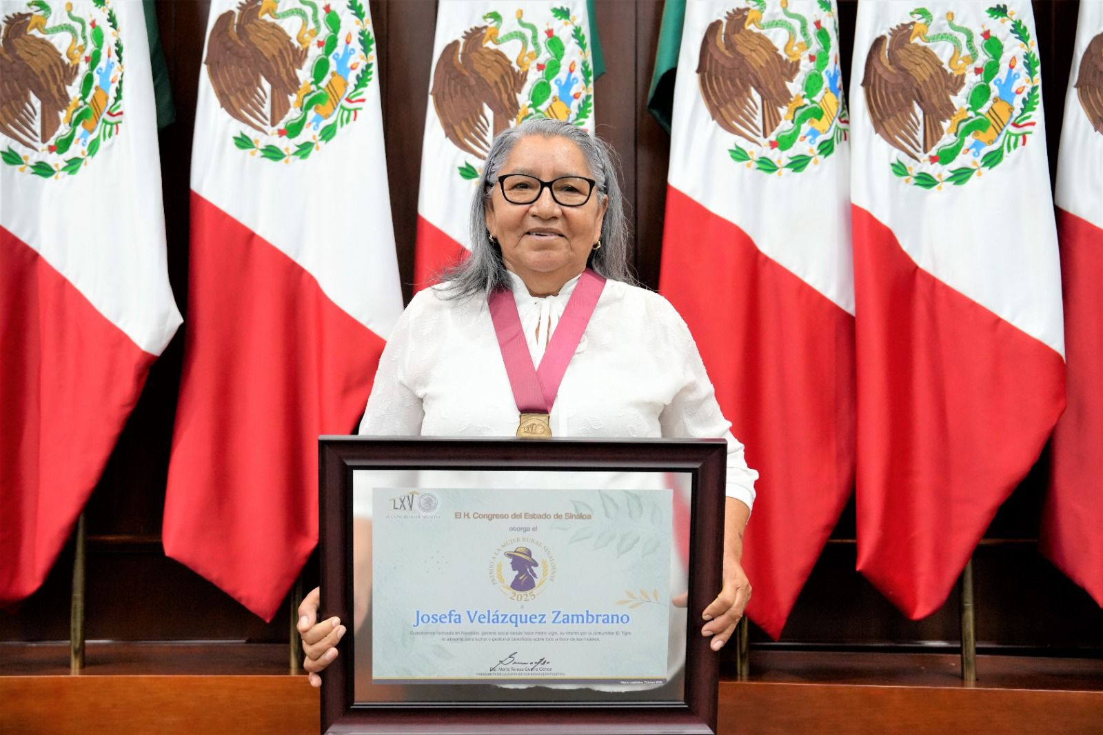 El Honorable Congreso del Estado de Sinaloa otorgó este miércoles el Premio a la Mujer Rural Sinaloense 2025 a la ciudadana Josefa Velázquez Zambrano, en reconocimiento a su distinguida contribución, trayectoria y participación en el desarrollo sostenible del estado, siendo un ejemplo a seguir para las mujeres sinaloenses.