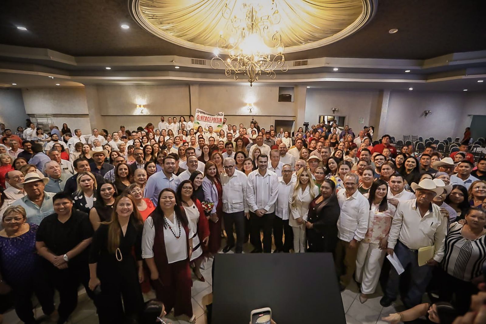PAN anuncia cambio de piel y anuncia que dejará los amasiatos.
Si están acabados porque la reacción virulenta: Luisa María?.
PRI, PAS y Verde realizan sendos eventos en el estado. ¿Y, los otros?.
Autorizan deuda por 1.78 millones de millones para el 2026. ¡Que lo paguen los nietos!