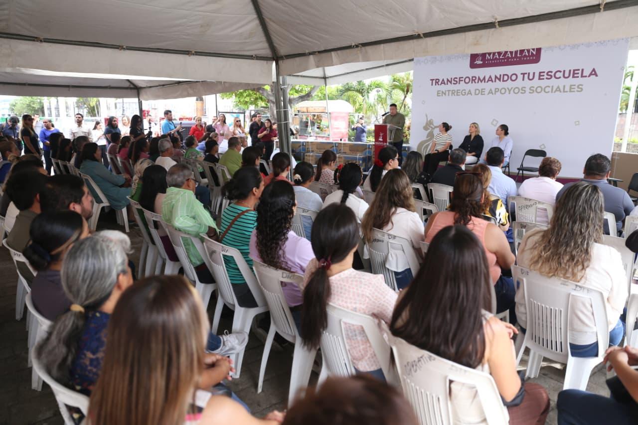 Sequía y bajos precios limitan hectáreas a sembrarse en Sinaloa.
Jumapam se ha convertido en soporte importante de la obra pública en Mazatlán.
Entregan apoyos a 57 planteles y Estrella Palacios anuncia más…
Gerente del PRI sinaloense cuestiona a los gobiernos municipales.
Para quien trabaja en Verde en Sinaloa? Anda inquieto el Richi Madrid.