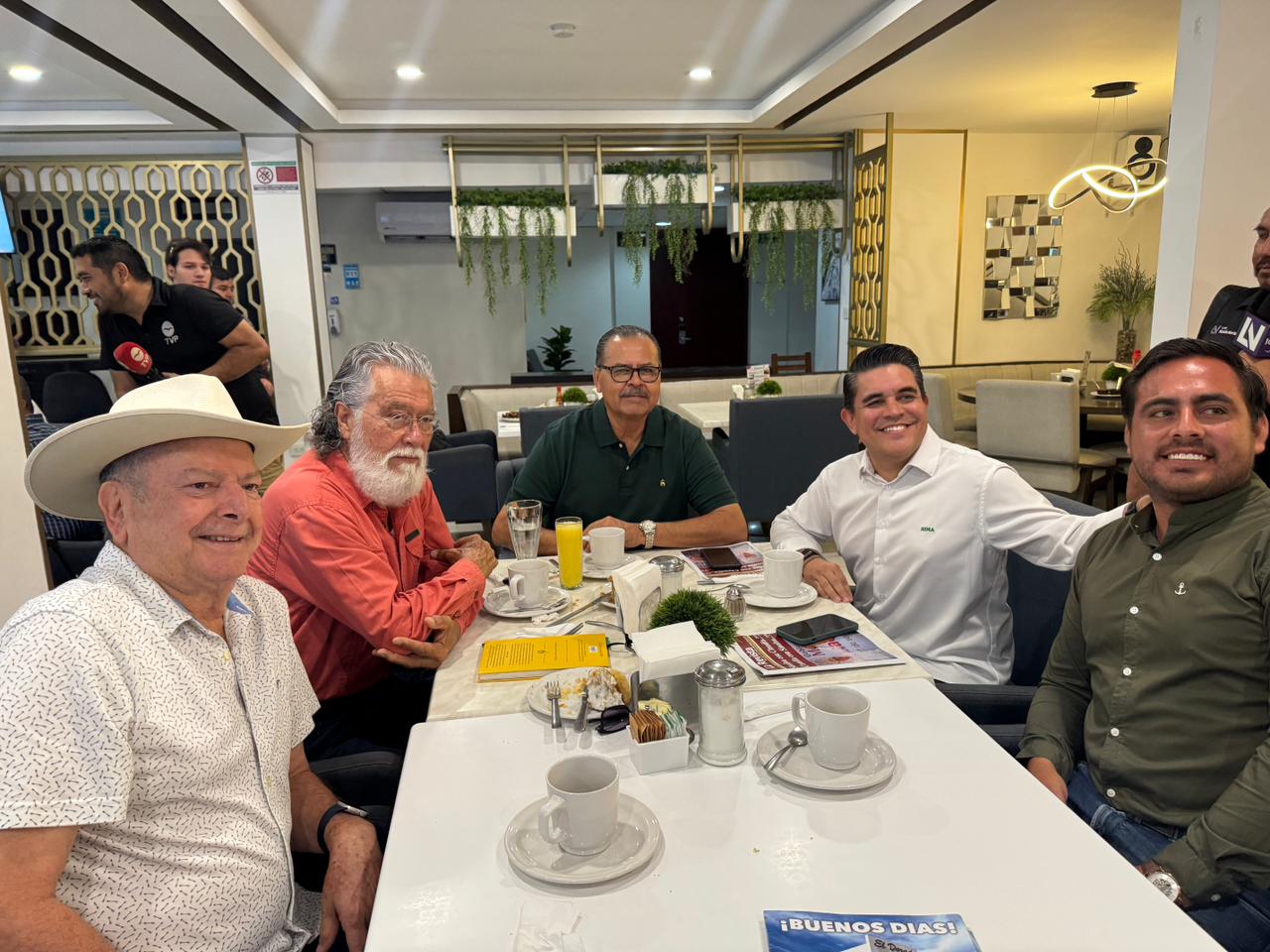 Sequía y bajos precios limitan hectáreas a sembrarse en Sinaloa.
Jumapam se ha convertido en soporte importante de la obra pública en Mazatlán.
Entregan apoyos a 57 planteles y Estrella Palacios anuncia más…
Gerente del PRI sinaloense cuestiona a los gobiernos municipales.
Para quien trabaja en Verde en Sinaloa? Anda inquieto el Richi Madrid.