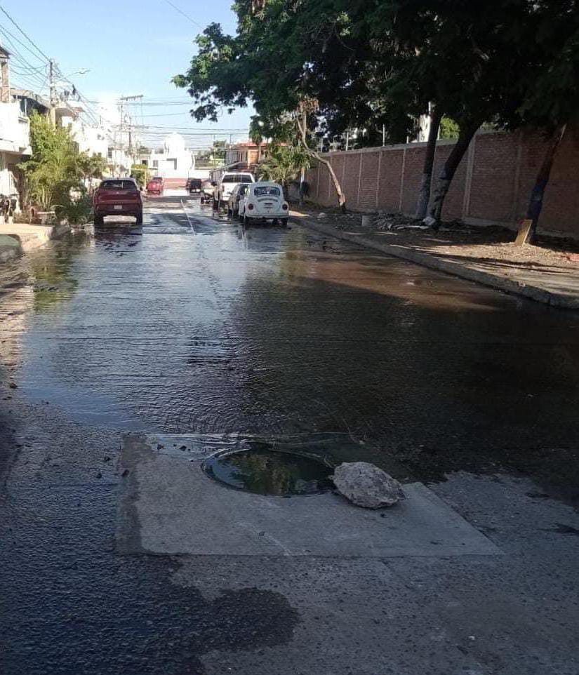 La conexión indebida del drenaje pluvial al alcantarillado, así como la copiosa lluvia y el arrastre de basura, saturan las redes, generando su rebosamiento
