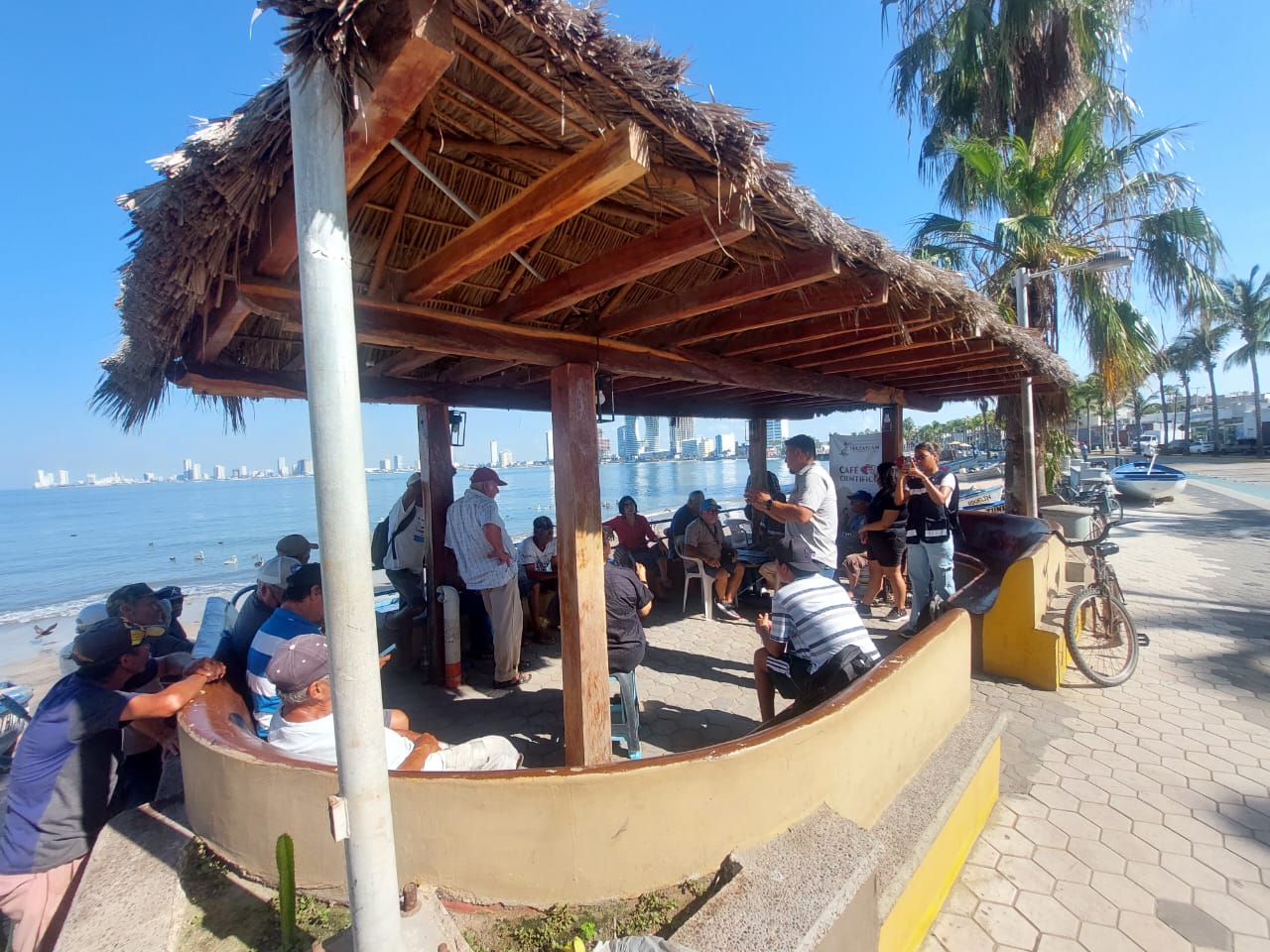 Especialistas y cooperativas pesqueras dialogan sobre la importancia del cuidado de los ecosistemas marinos y la identidad comunitaria