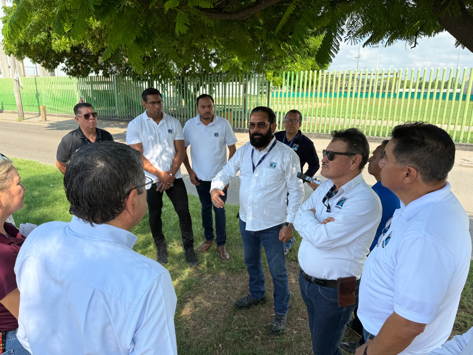 Se sostiene reunión con vecinos de la zona, para informarles que en los próximos días, el Distrito Flores Magón hará un trabajo provisional en un tramo de la tubería de 24 pulgadas de diámetro