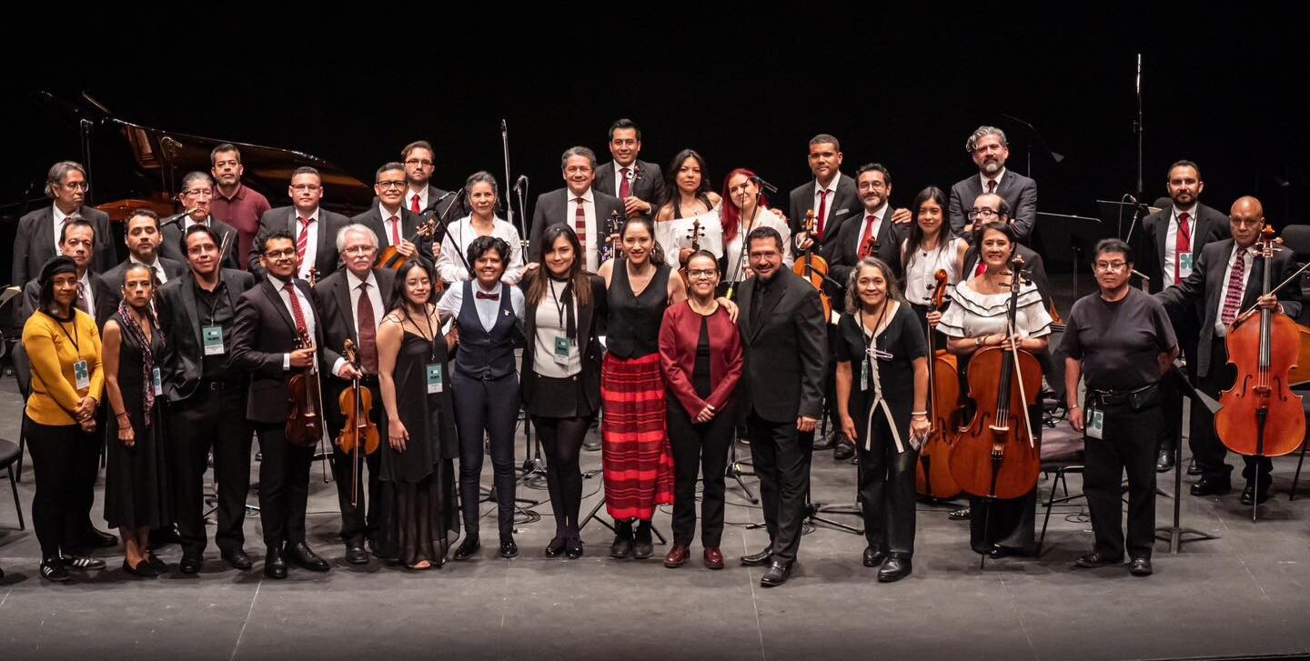 La mazatleca estrenó en el FIC obra que rinde homenaje a la migración, titulada “A medio camino…”