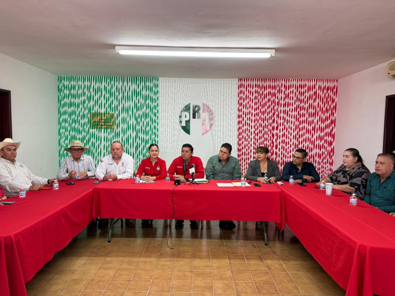 La desmodorra: buscando ilusionar con un liderazgo.
Dirigente sinaloense de Morena escupe al ventilador.
La senadora quiere foco.
