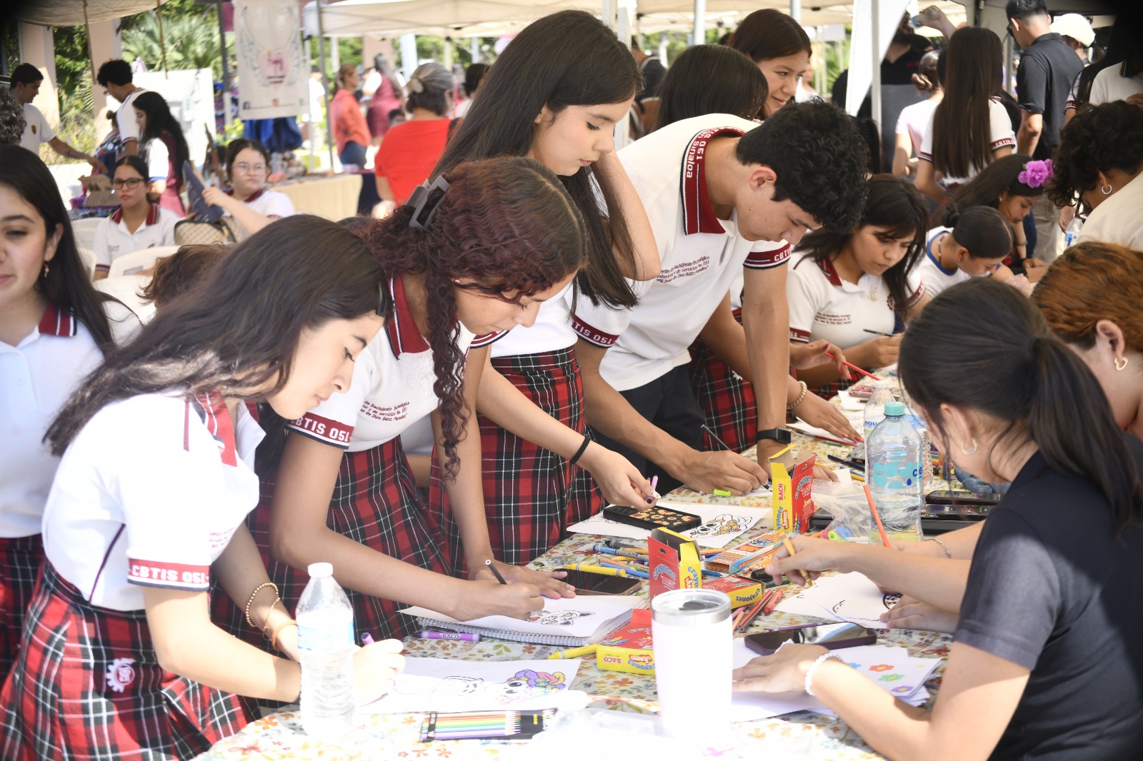 La Directora del IMJU, Arantxa Fernanda Ahumada Rosas, destaca que el evento tuvo por objetivo honrar las tradiciones del Día de Muertos y brindar un espacio para jóvenes emprendedores