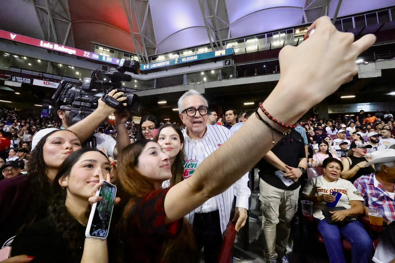 El mandatario estatal junto con su familia acudió a presenciar el juego entre Venados de Mazatlán y Tomateros de Culiacán en un estadio que lució un lleno total