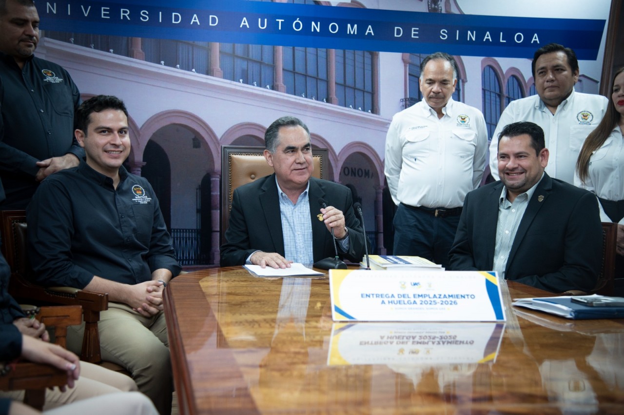 Con el compromiso de atender las demandas planteadas en el pliego petitorio y de cumplir en cuanto se tengan los recursos con prestaciones pendientes como el pago de la parte faltante de la prima vacacional y becas académicas, el Rector de la Universidad Autónoma de Sinaloa (UAS), doctor Jesús Madueña Molina, recibió de parte del SUNTUAS el Emplazamiento a Huelga 2025-2026.
