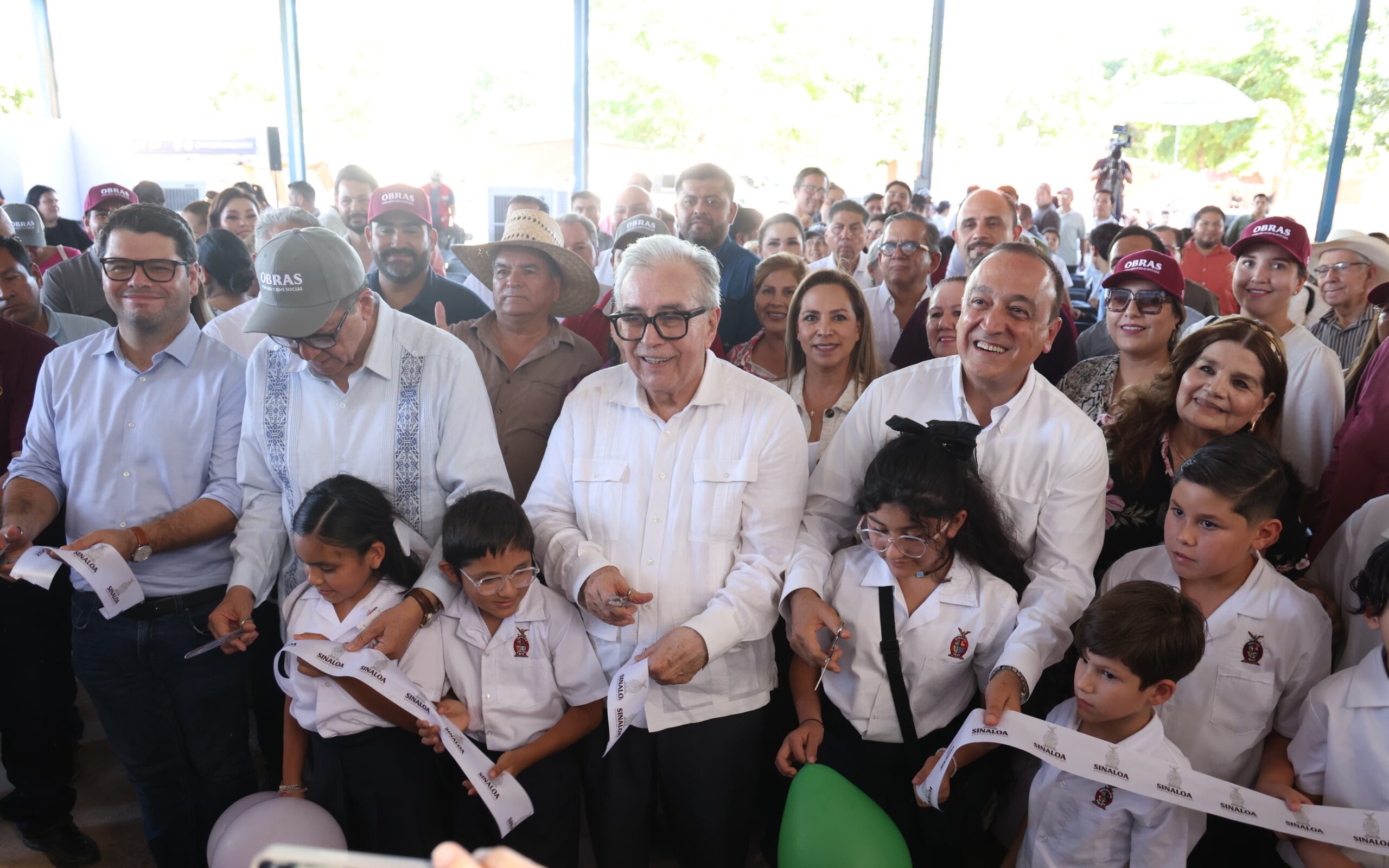En total se invirtieron 42.8 millones de pesos para pavimentar 7 calles y rehabilitar 15 drenajes sanitarios y colectores, contempladas en el Plan Sinaloa para la Reactivación Económica y Social