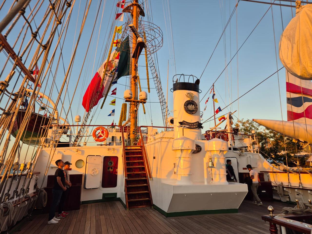 La Secretaría de Marina, a través de la Armada de México, informa que el Crucero de Instrucción “Consolidación de la Independencia 2025” continúa su curso. Hoy abordarán el Buque Escuela Velero ARM “Cuauhtémoc” un total de 167 cadetes y tres oficiales procedentes de la Heroica Escuela Naval Militar en Veracruz, quienes se reintegran en Nueva York para proseguir con su formación marítima.