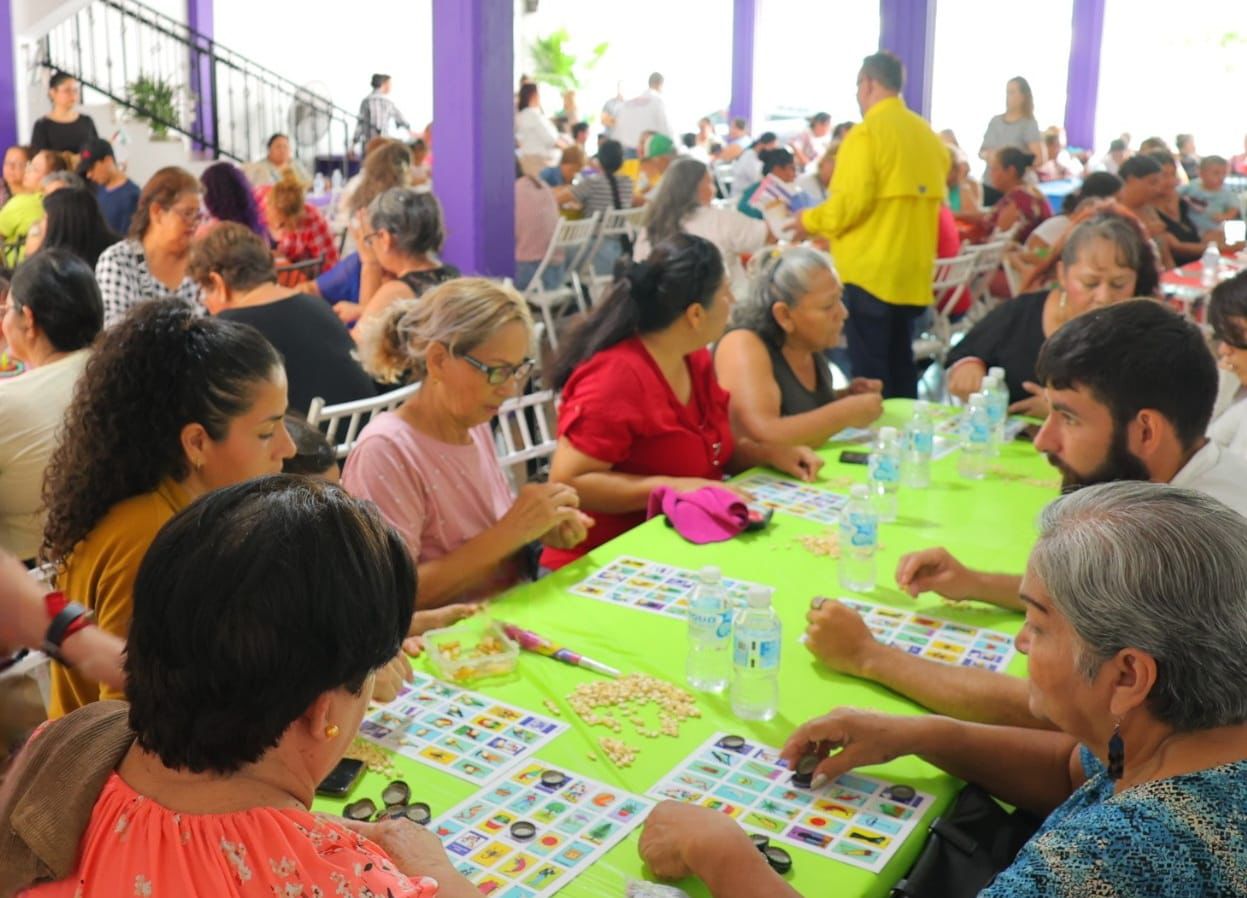 En un ambiente de gran convivencia, el Partido Sinaloense (PAS), presidido por el doctor Robespierre Lizárraga Otero, llevó a cabo una gran Lotería Política, en la que asistieron casi 300 personas, y a quienes la secretarias General y la de Activismo Social; MC. Alondra López Millán y MC. Angélica Díaz Quiñónez mostraron a través de las cartas políticas los diferentes programas sociales y el trabajo del PAS.