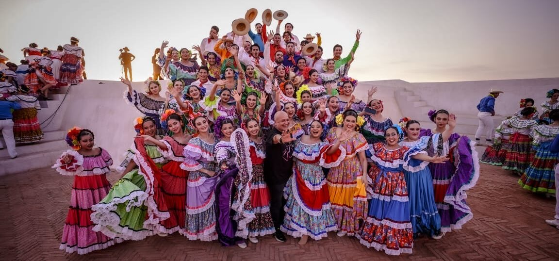 El Ballet Folklórico del Instituto Municipal de Cultura, Turismo y Arte de Mazatlán se prepara para llenar de música, color y tradición la Colonia Adolfo López Mateos. Este será el segundo evento del programa "Cultura en Tu Casa" dentro del marco del Festival Cultural Mazatlán 2025.