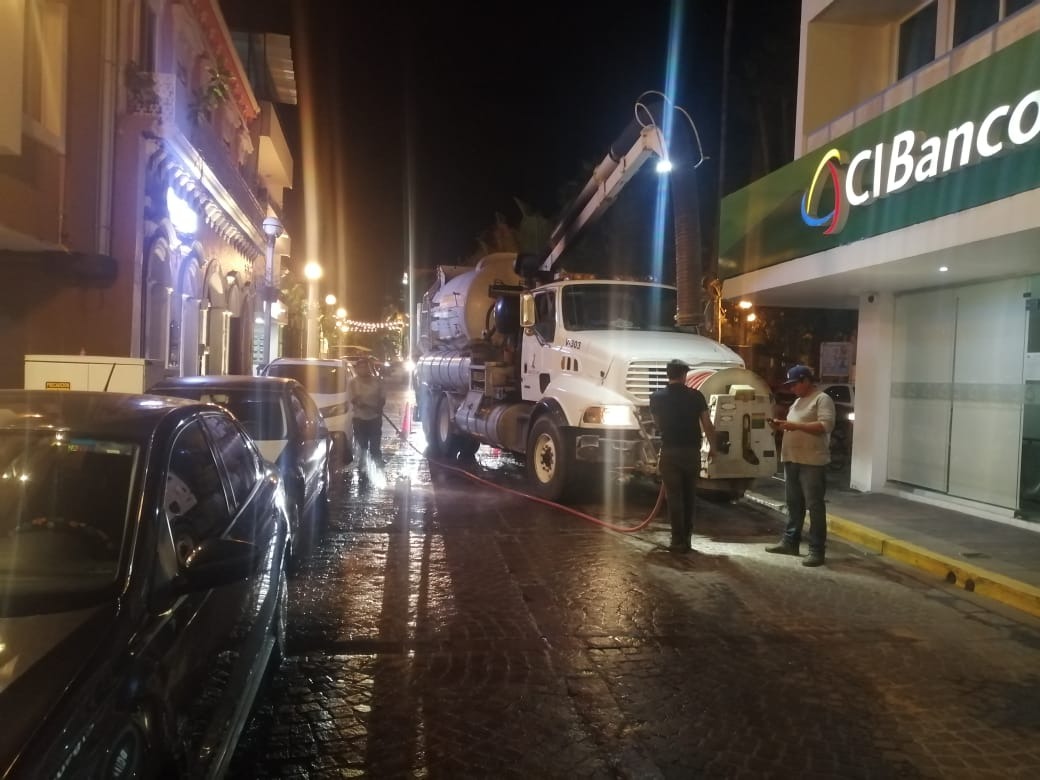 En zonas bajas de la ciudad y el Centro Histórico persisten los derrames de aguas residuales mezcladas con el flujo pluvial acumulado