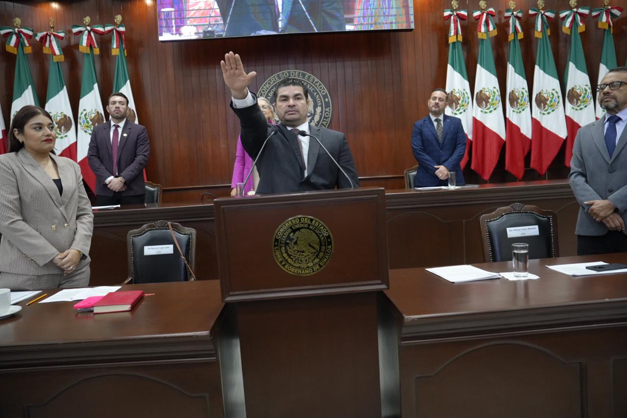 Después de que el Congreso del Estado recibiera la solicitud de licencia definitiva por tiempo indeterminado de la diputada Yeraldine Bonilla Valverde, quien fungía como presidenta de la Mesa Directiva, este martes, con 35 votos a favor y tres en contra, el Pleno del Poder Legislativo eligió al diputado Rodolfo Valenzuela Sánchez, para ocupar este cargo.