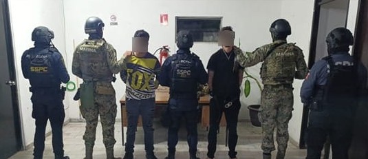 La Secretaría de Marina, a través de la Armada de México, informa que, en días pasados, personal de la Cuarta Región Naval, en coadyuvancia con la Secretaría de Defensa Nacional (Defensa), Guardia Nacional (GN), Fiscalía General de la República (FGR) y Fiscalía General del Estado (FGE), durante dos eventos diferentes, detuvo a tres presuntos infractores, asimismo aseguró armas, municiones y dosis de presunta droga, en Mazatlán, Sinaloa.