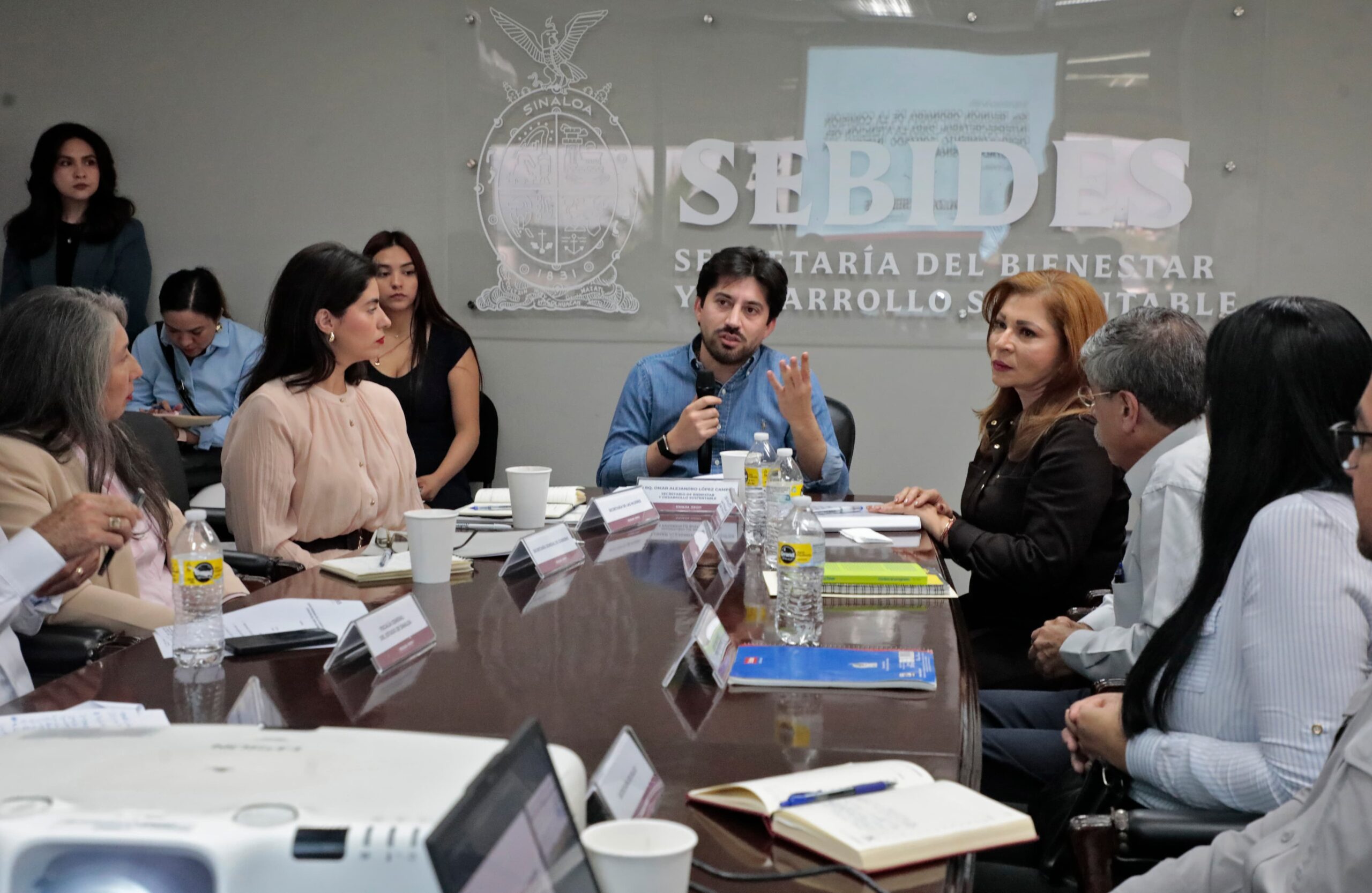 El titular de SEBIDES Omar López Campos, encabeza la 5ta reunión de la Comisión Intersecretarial de la Atención al Desplazamiento Forzado Interno del estado de Sinaloa.