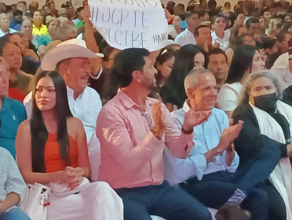 Desaparecidos deben de tomarse en serio.
- El riesgo de la mala imagen de Mazatlán. Reaccionan tarde las autoridades.
- Más allá del informe legislativo. Sorprende respaldo a Gerardo Vargas Landeros.
- Enorme diferencia entre Sheinbaum y el Apóstol, ella da la cara.
