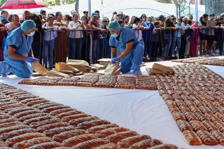 Con este año Tlaxcala logra tercer Récord Guinness con el pan de fiesta más grande del mundo y para lograr el pan de fiesta más grande del mundo hubo seis meses de preparación y logística