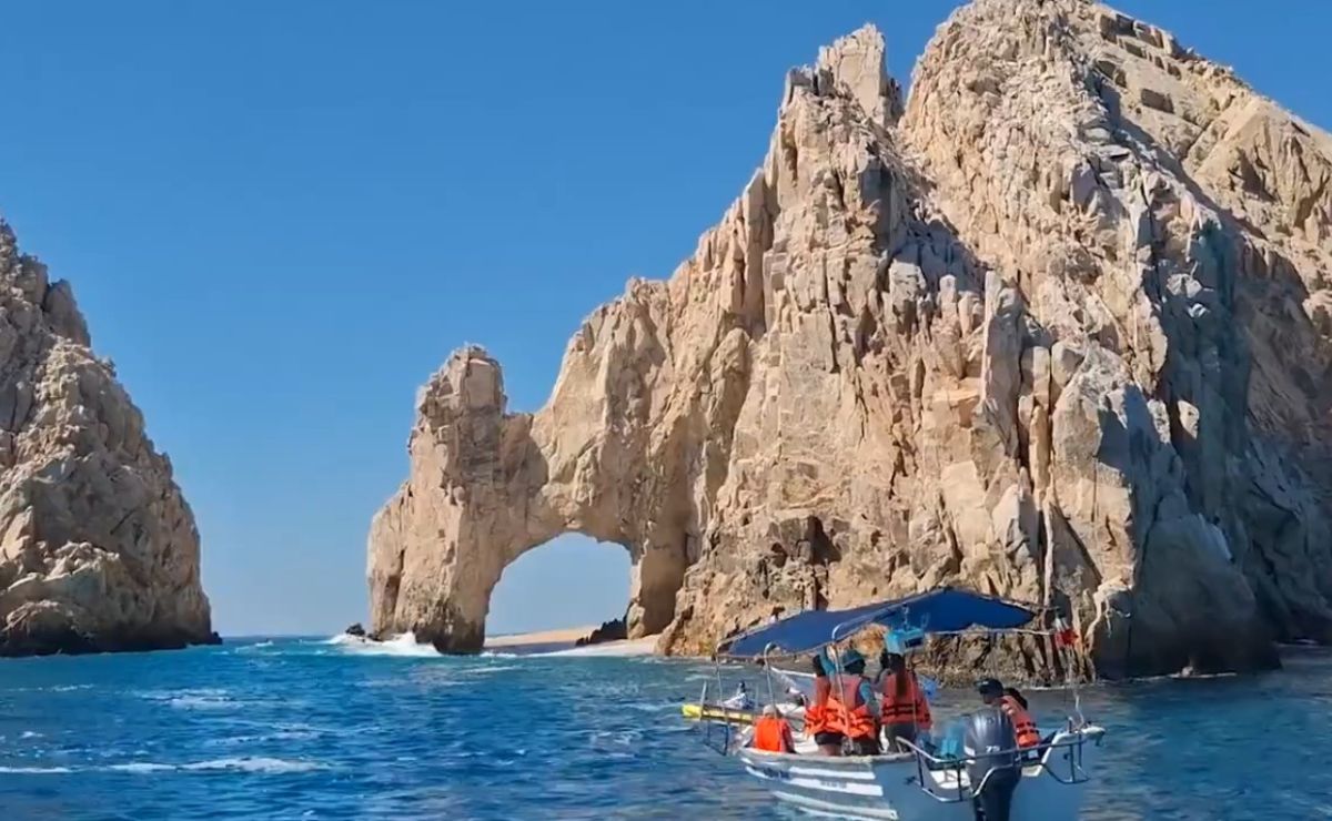 Autoridades prohibieron acceder a la playa bajo el Arco de Cabo San Lucas por el riesgo a que la marea suba