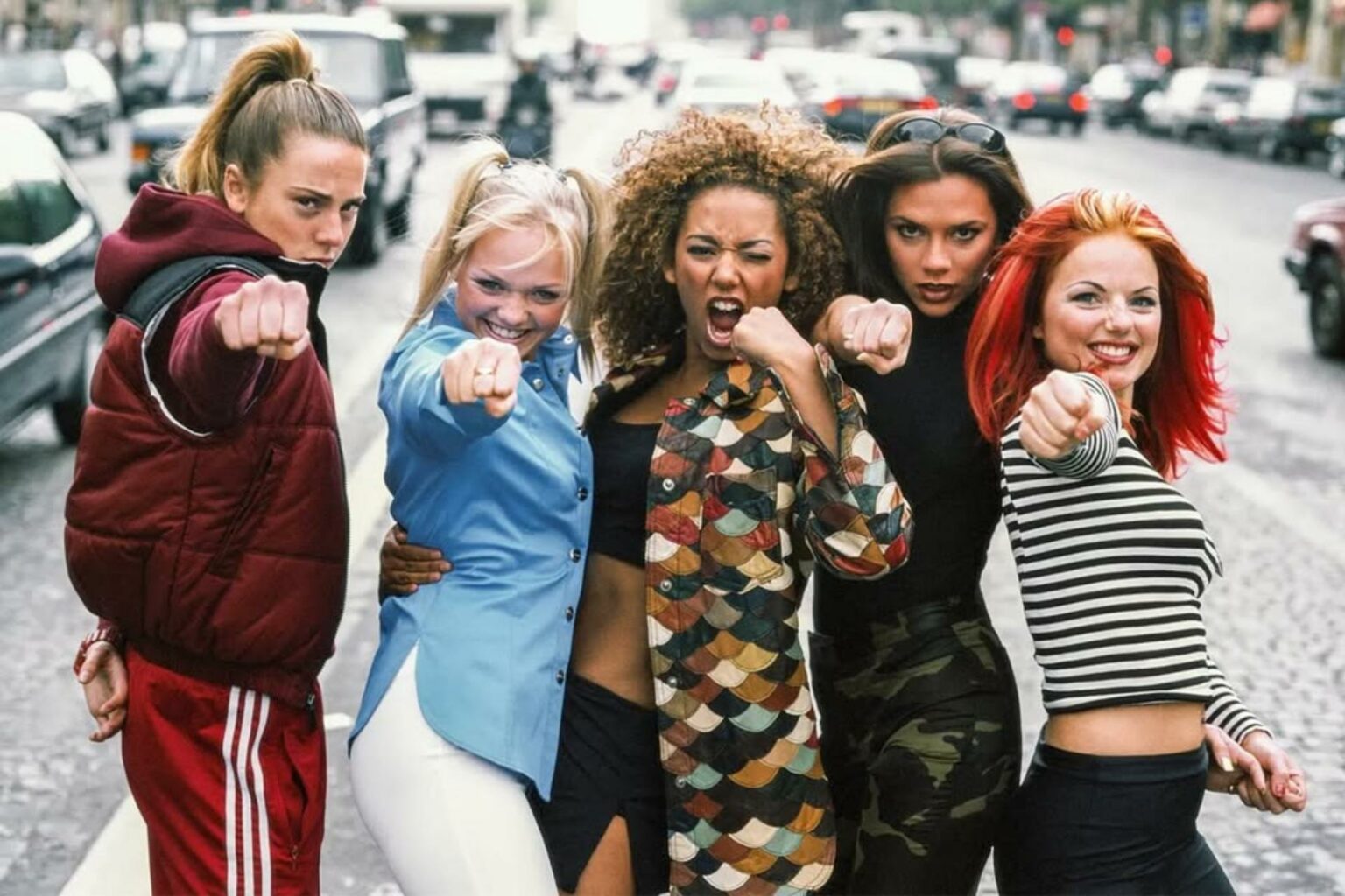Las Spice Girls lanzarán una nueva versión de su álbum ‘Forever’, Ccn los sencillos ‘Goodbye’ y ‘Holler’, “Let Love Lead The Way” con motivo de su 25 aniversario.