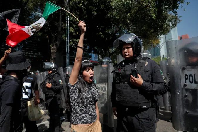 ¡A llenar el Zócalo, con el mitin de la venganza y la victimización!.	
En su paranoia convierten una inconformidad social en conspiración.
