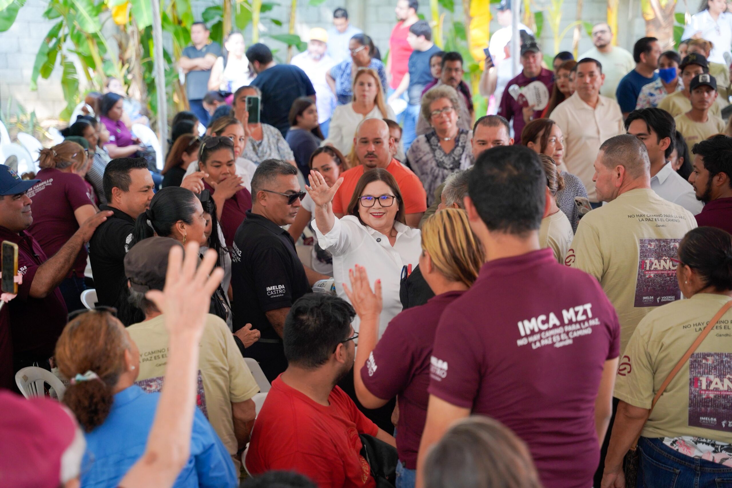 Todos a hacerle la luchita.
En Morena se abren de capa. Imelda y Graciela andan del tingo al tango.
A Ricardo Madrid lo atornillan por tres años más en el Verde.
Fortalecen estructuras PAS, PAN y PRI en Sinaloa.