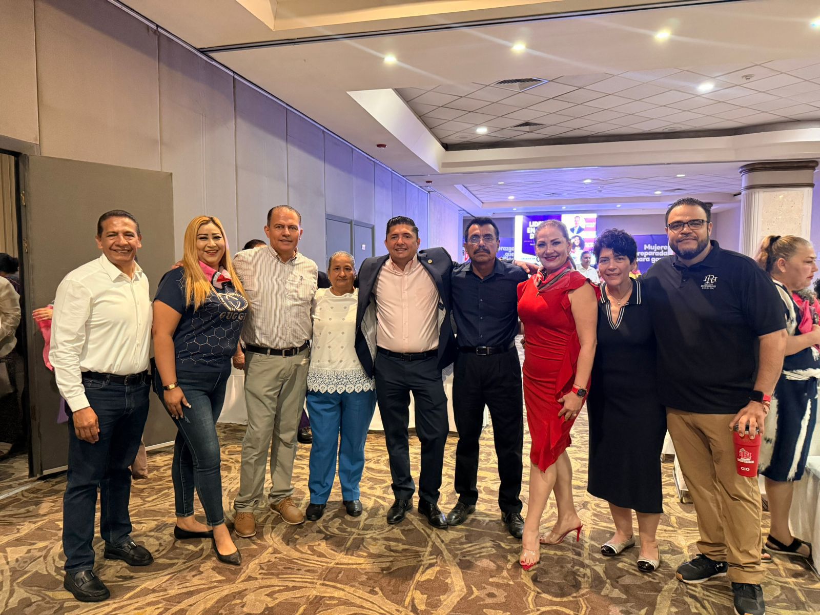 Todos a hacerle la luchita.
En Morena se abren de capa. Imelda y Graciela andan del tingo al tango.
A Ricardo Madrid lo atornillan por tres años más en el Verde.
Fortalecen estructuras PAS, PAN y PRI en Sinaloa.