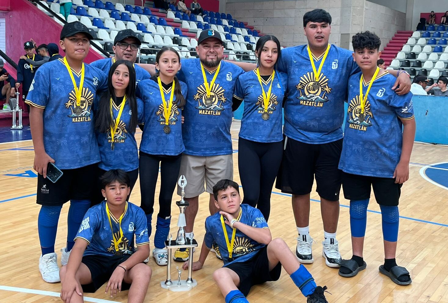 Con la guía del entrenador, Juan Manuel Viera Campos la velocista "patasalada" se cuelga la medalla de plata en los 100 metros planos, con un tiempo de 12.11 segundos.