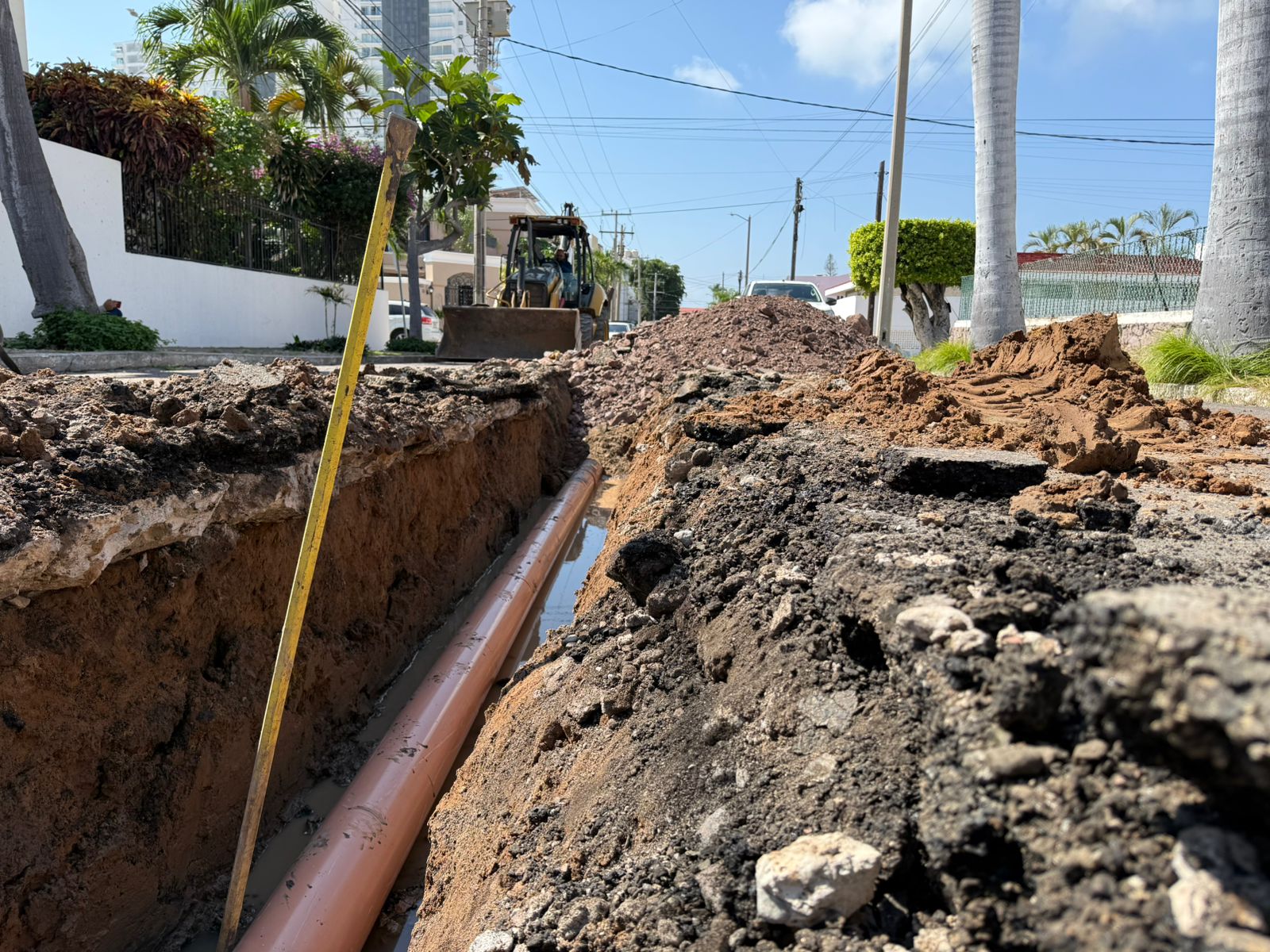 Con recursos propios, se realizan trabajos para resolver problemas donde la tubería ya cumplió con su vida útil o para evitar colapsos al flujo de agua residuales