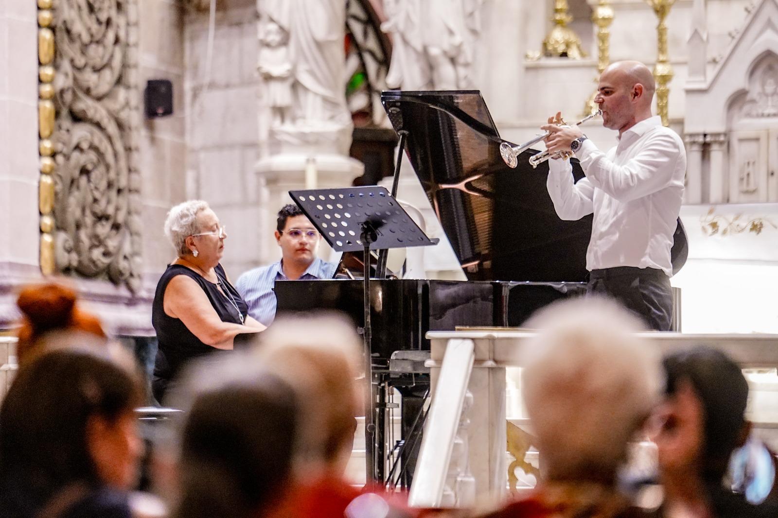La majestuosa Catedral Basílica de Mazatlán se convirtió la noche del miércoles 5 de noviembre en un escenario de profunda resonancia musical, al acoger el concierto inaugural de la Segunda Edición del Festival de Metales del Pacífico, un encuentro internacional que celebra el talento, la cultura y el espíritu musical que distingue a Mazatlán.