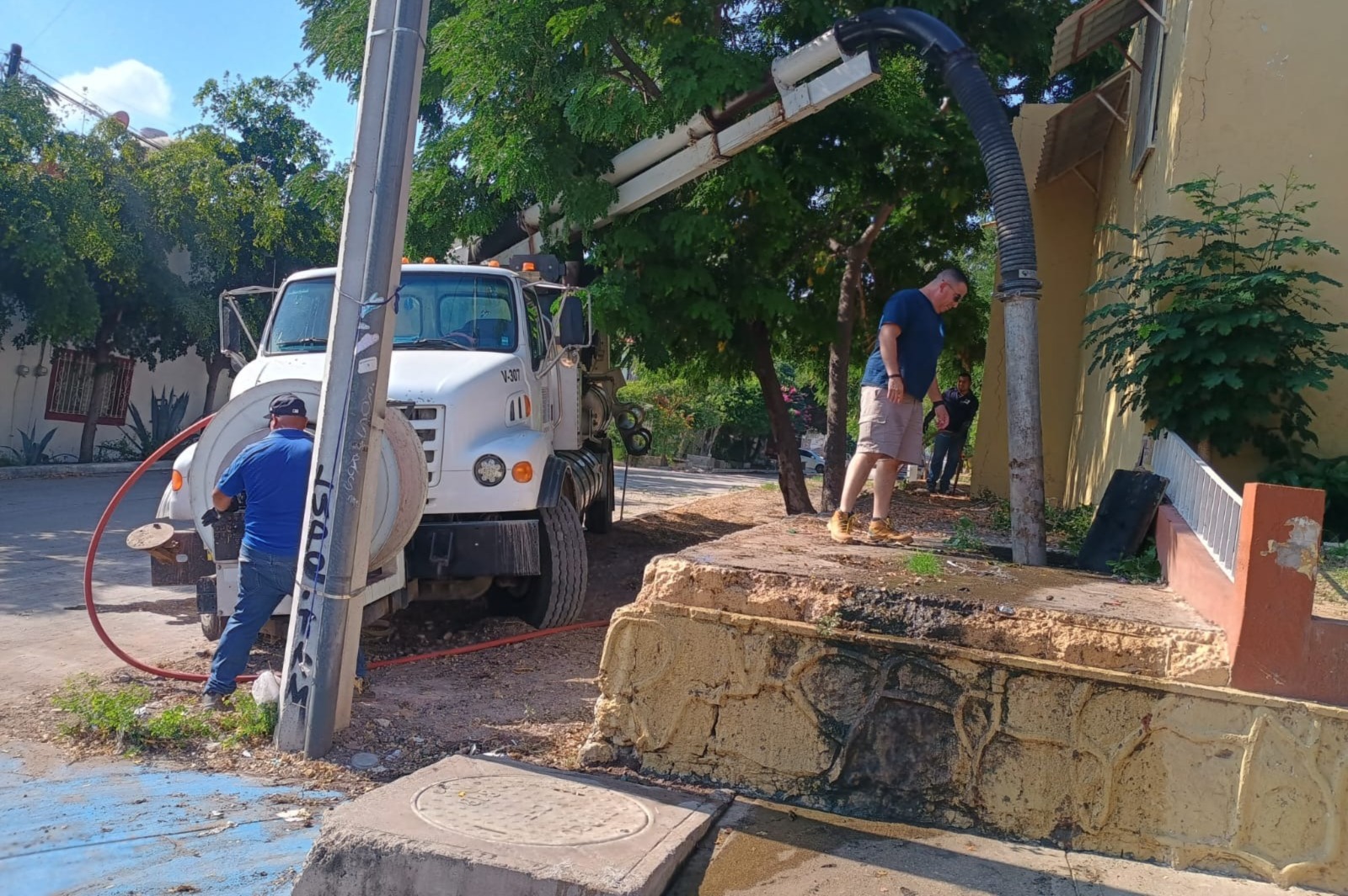 La directiva del plantel educativo le solicitó al organismo operador su apoyo para atender una fuga de agua, que resultó ser un derramamiento de aguas residuales, derivado de una descarga dañada