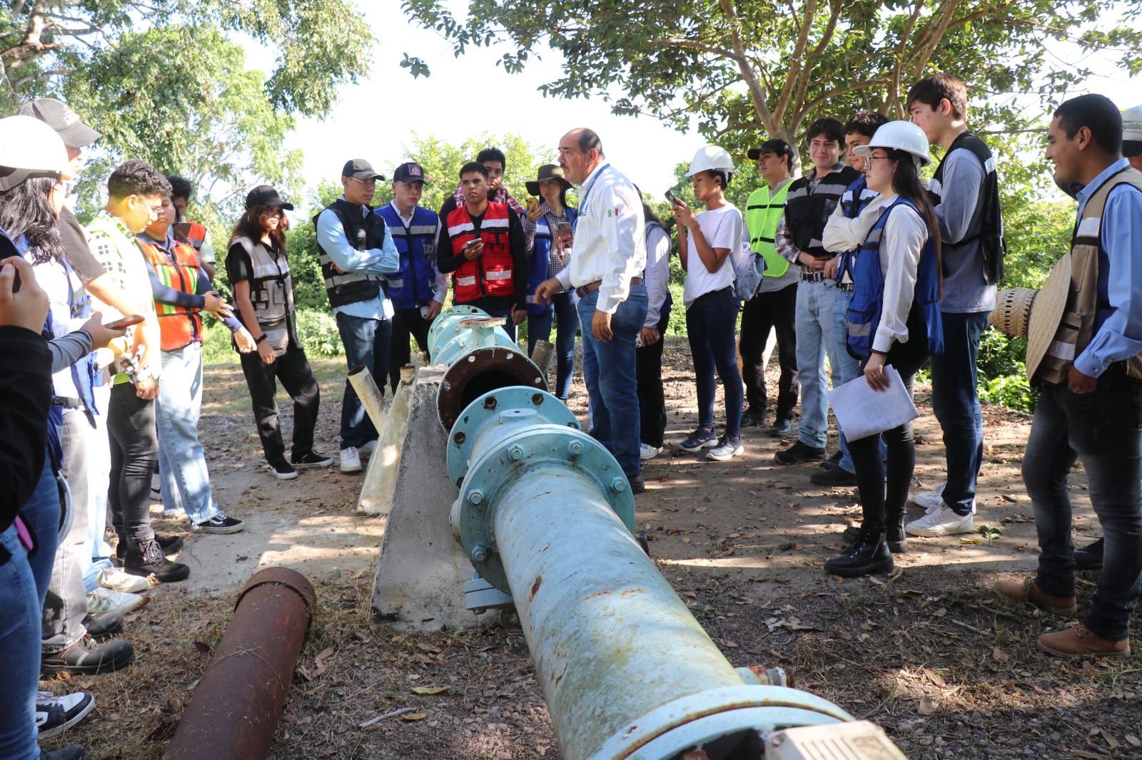 Una mañana intensa, llena de aprendizaje y experiencias nunca antes vividas, le brindó el Gobierno de Mazatlán a un grupo de 39 estudiantes de la Carrera de Ingeniería Civil de la Facultad de Ingeniería y Tecnología de Mazatlán de la UAS, FITEM por sus siglas, durante una visita de estudio realizada al Pozo de Captación #6 y a la Planta Potabilizadora Los Horcones, ambas importantes instalaciones operadas por JUMAPAM.