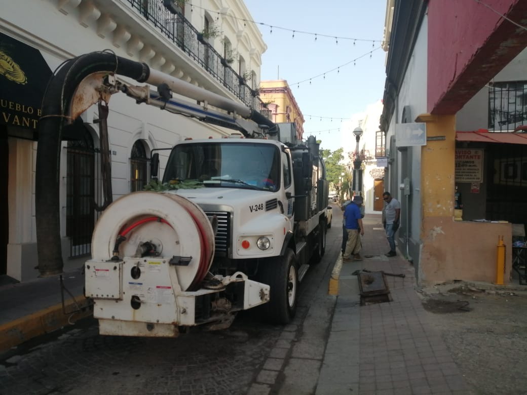 Durante la atención a reportes sobre derrame de aguas residuales, el personal del organismo operador detecta malas prácticas en el manejo de los desechos especiales