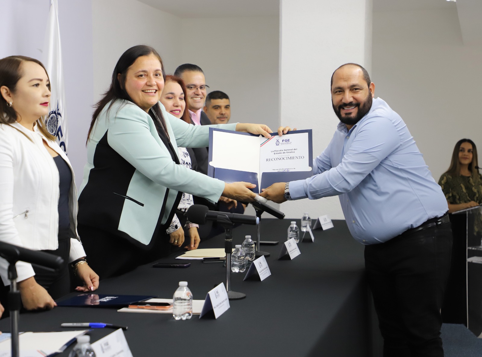 La Fiscalía General del Estado de Sinaloa realizó la Ceremonia de Reconocimiento a las y los Servidores Públicos por 25 Años de Servicio, en la que se destacó la dedicación, compromiso y vocación de quienes han contribuido al fortalecimiento institucional a lo largo de más de dos décadas.