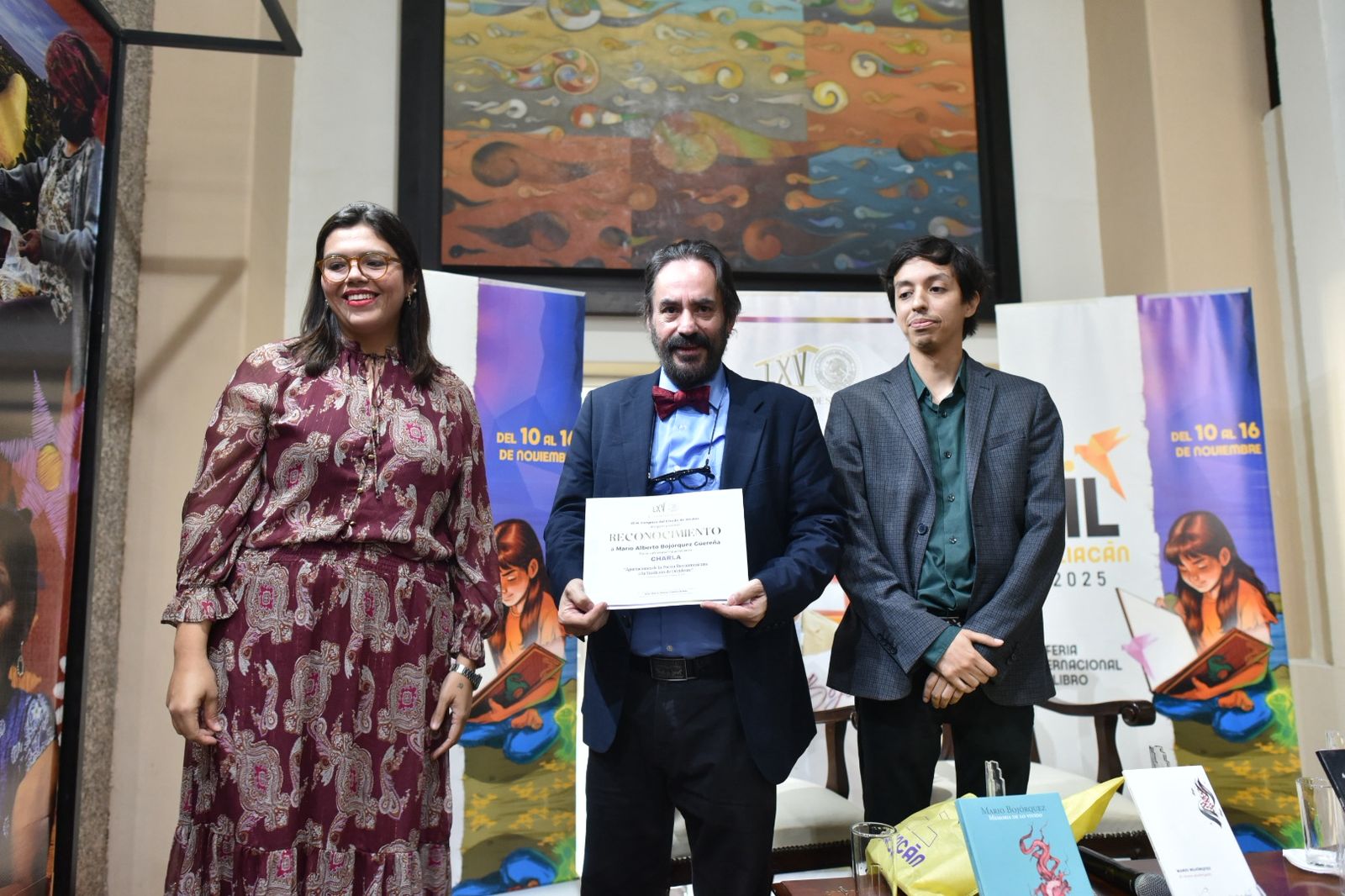 La poesía se siente desde la infancia, cuando se escucha el canto de la madre, y un poema logra impregnarse en una persona después de haber sido leído en un libro, expresó el poeta Mario Bojórquez, al ofrecer la charla “Aportaciones de la Poesía Iberoamericana a la Tradición de Occidente".